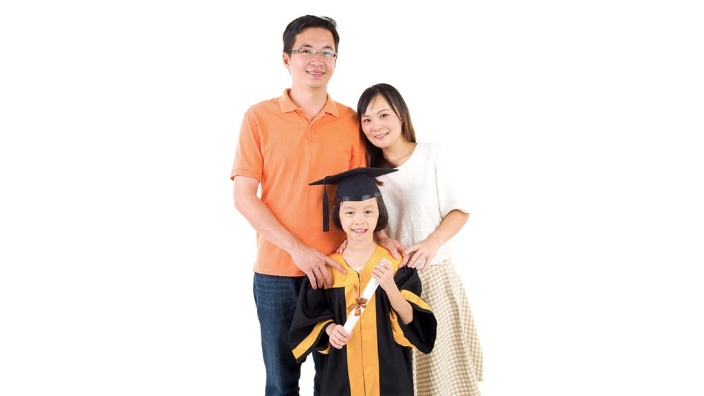 7 Inspirasi Outfit Orang Tua untuk Menghadiri Wisuda Anak TK