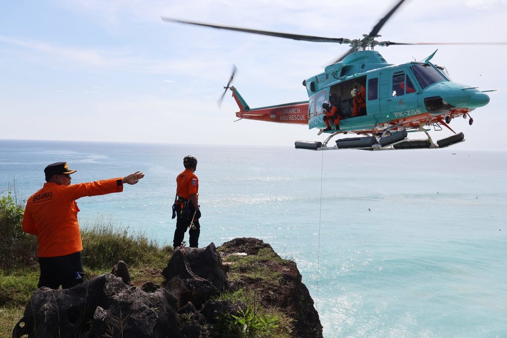 Dua WNA Rusia Terjebak di Tebing Desa Pecatu Berhasil Dievakuasi