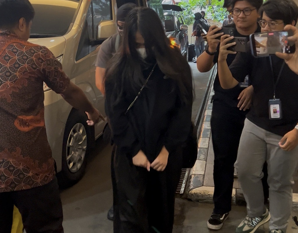 Istri dan Anak Ko Erwin Tiba di Bareskrim, Kasus TPPU Narkoba