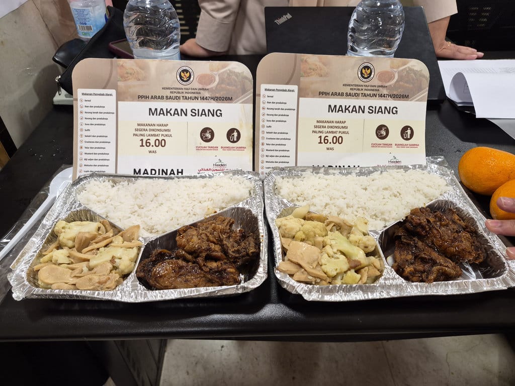 Petugas PPIH melakukan pemeriksaan makanan