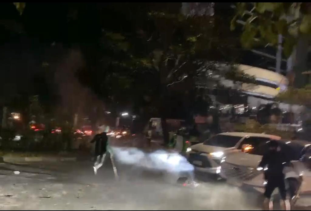 Mahasiswa UMI Bentrok dengan Ojol saat Demo Amarah di Makassar