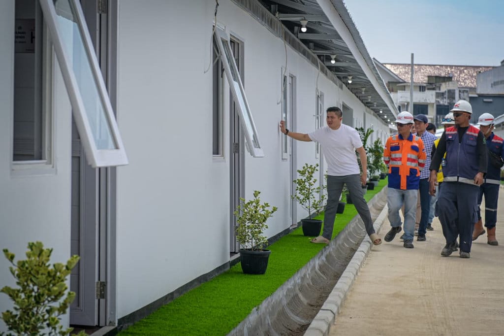 Seskab Teddy Tinjau Pembangunan Rumah Warga Pinggir Rel Senen