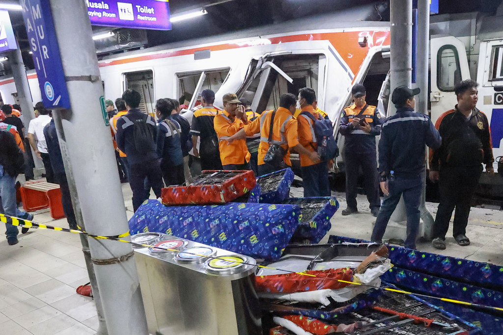 Basarnas: Petugas Gantian Potong Gerbong KRL, 3 Korban Terjepit