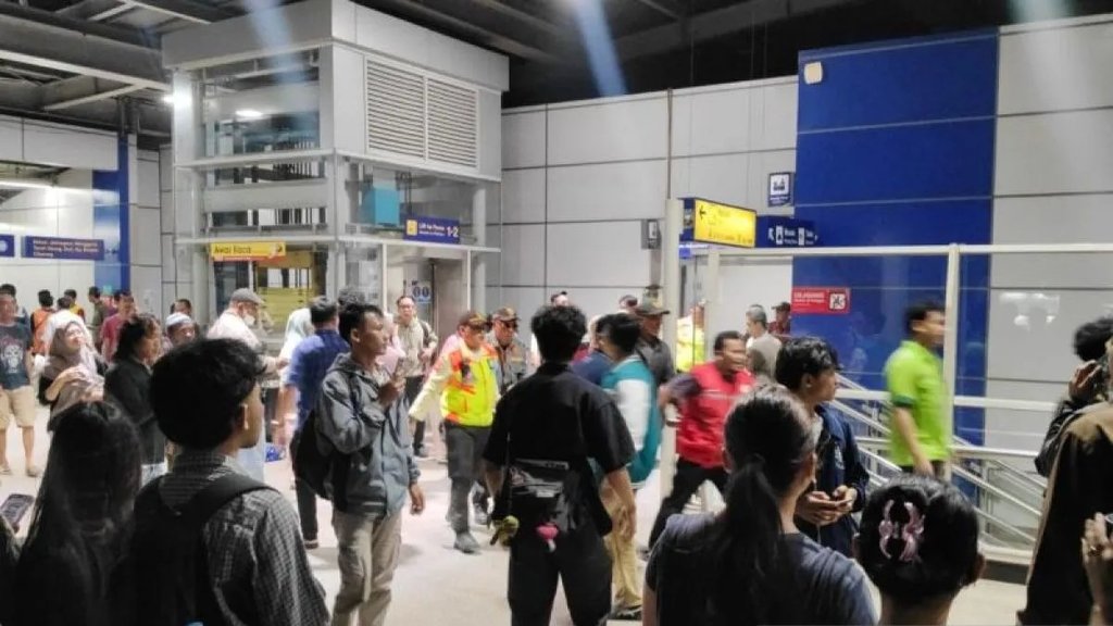 KRL Ditabrak KA Argo Bromo di Bekasi Timur, KAI Evakuasi Korban