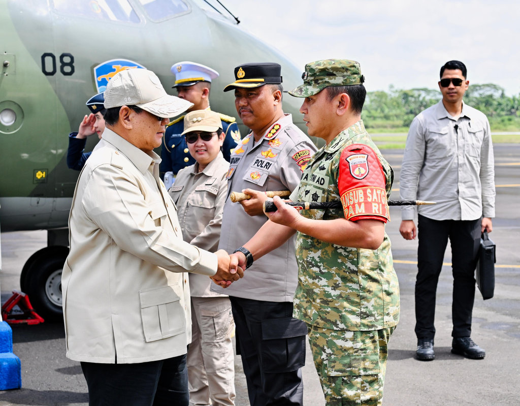 Prabowo Ziarah ke Makam Kakeknya di Banyumas Disela Kunker
