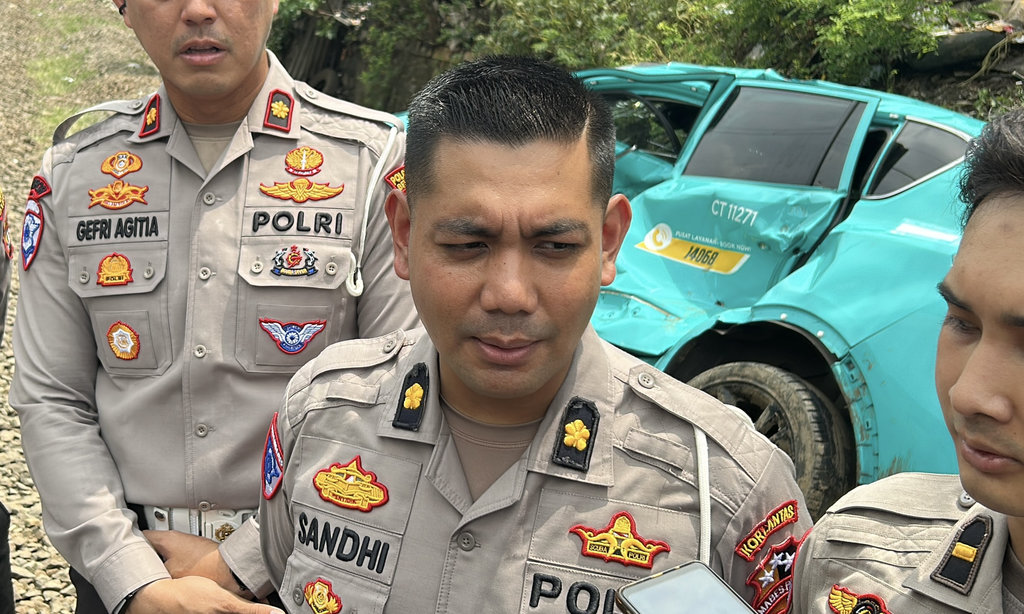 Taksi Green SM Berhenti Seketika Sebelum Tertabrak KRL di Bekasi