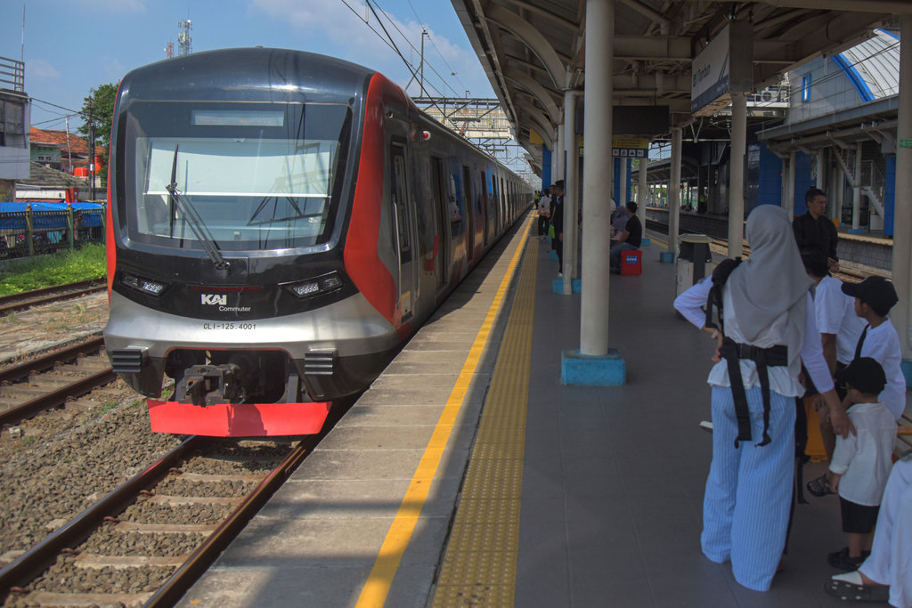 KAI Temukan 85 Barang Penumpang Saat Evakuasi Kecelakaan KRL