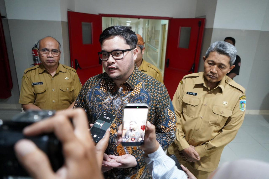 Usai Suspend SPPG, Mas Dhito Besuk Siswa Diduga Keracunan MBG