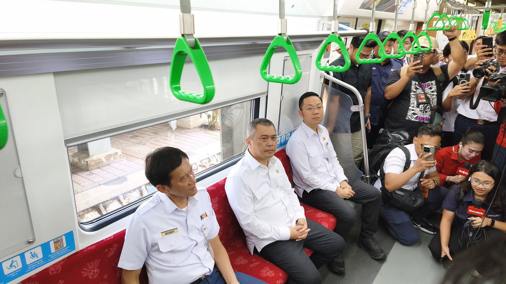 Menhub-Dirut KAI Naik KRL ke Cikarang, Layanan Kembali Normal