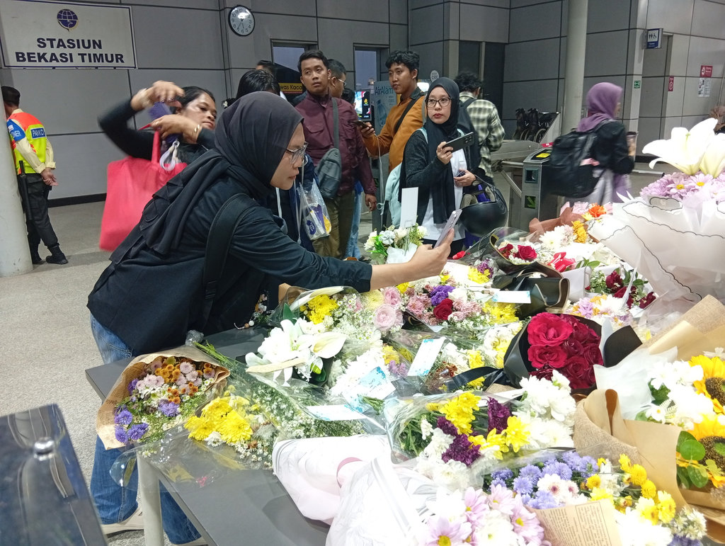 Kala Stasiun Bekasi Timur Berselimut Bunga & Doa bagi Korban KRL