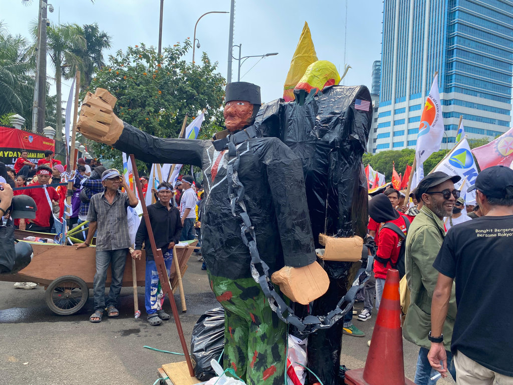 Buruh Bawa Patung dengan Leher Dirantai saat Aksi May Day di DPR