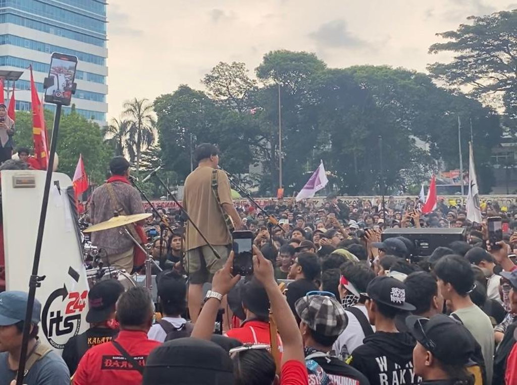 Efek Rumah Kaca Ramaikan May Day di DPR, Lagu Di Udara Bergema