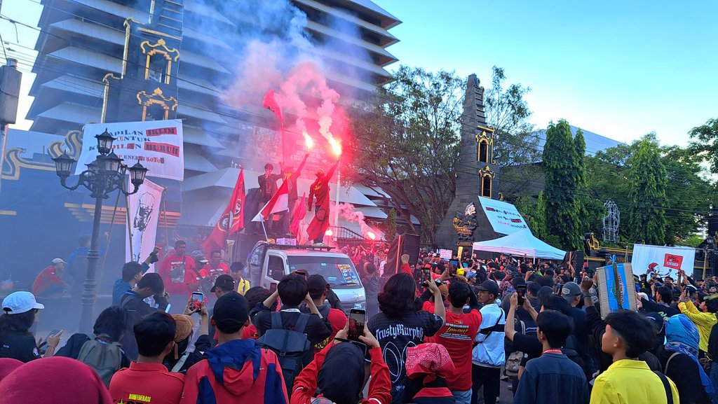May Day di Semarang, Buruh Tuntut Upah Layak Rp12 Juta per Bulan