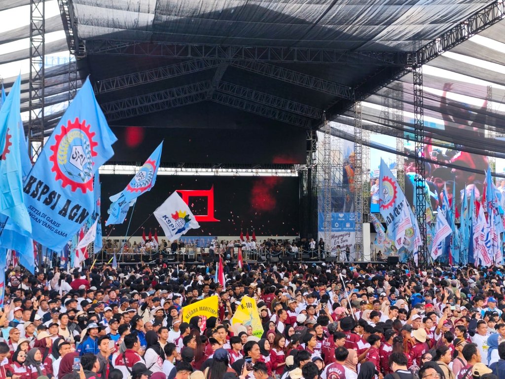 Ribuan Buruh Padati Monas Peringati May Day 2026