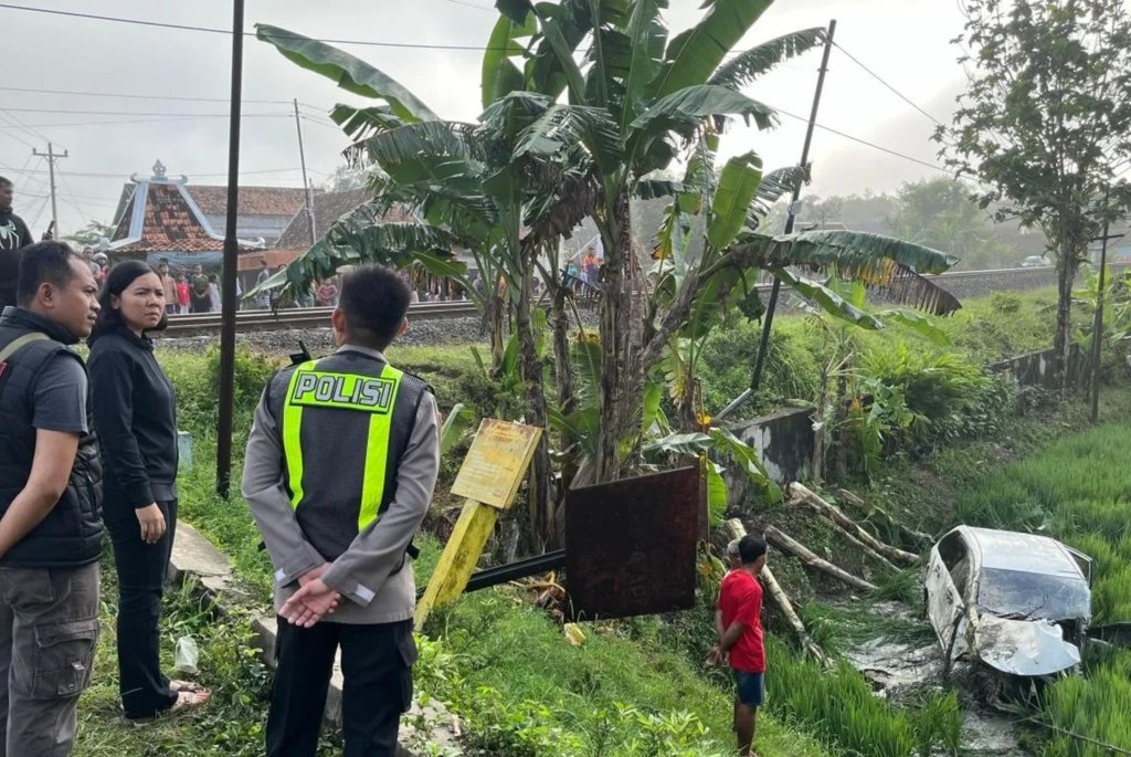 Mobil Tertemper KA Argo Bromo Anggrek di Grobogan, 4 Orang Tewas