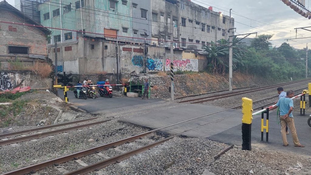KAI Pasang Palang Sementara di Perlintasan Ampera Bekasi Timur