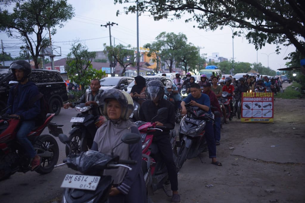 Masyarakat Pekanbaru Antre BBM