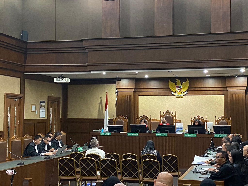 Hakim Larang Siarkan Langsung Pembacaan Putusan Kasus LNG
