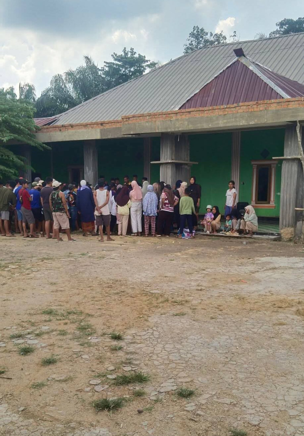 Pimpinan Ponpes di Lahat Diusir Warga, Diduga Lecehkan Dua Guru