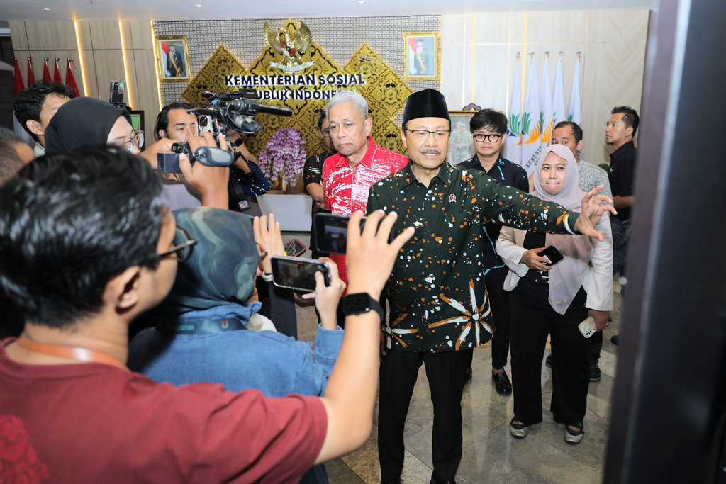 Gus Ipul Tegaskan Isu Markup Sepatu Sekolah Rakyat Hoaks