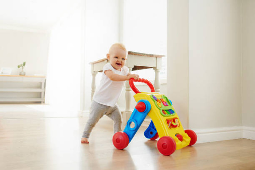 7 Rekomendasi Push Walker yang Bagus untuk Anak Belajar Berjalan