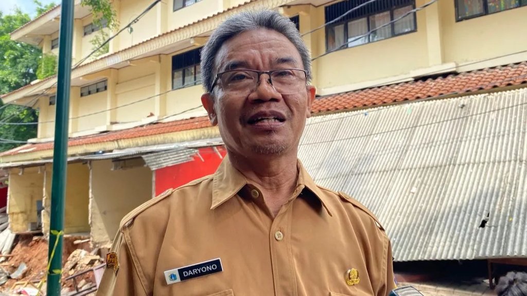 Tembok SDN Tebet Barat 08 Roboh, Siswa Belajar Daring demi Aman