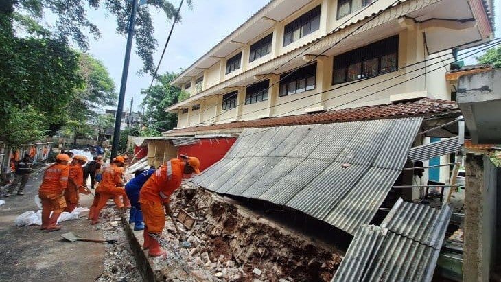 tembok roboh di SDN Tebet Barat 08 Pagi