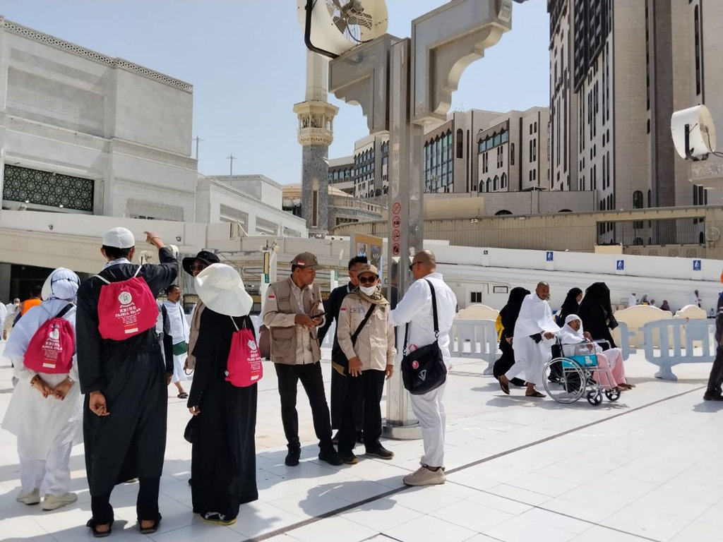 Tim Seksus Haram Sigap Bantu Jemaah Pisah Rombongan-Kelelahan