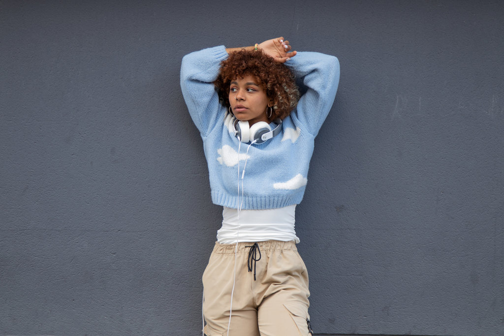 kaos sweater baby blue dan celana cream 