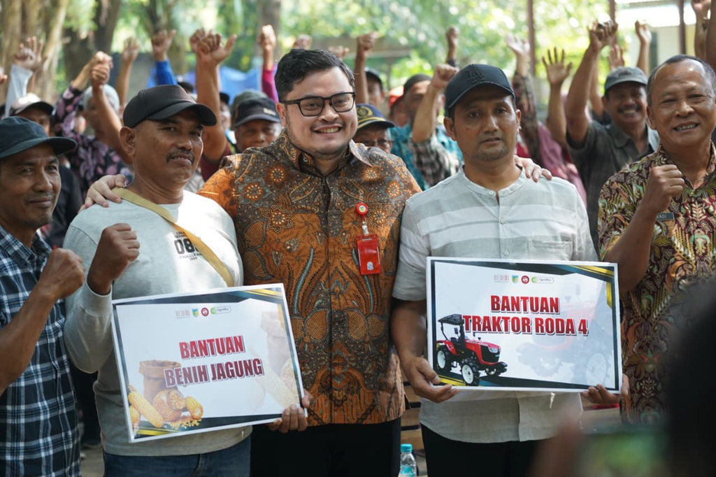 Mas Dhito Bantu Benih Jagung dan Traktor Petani Ngadiluwih