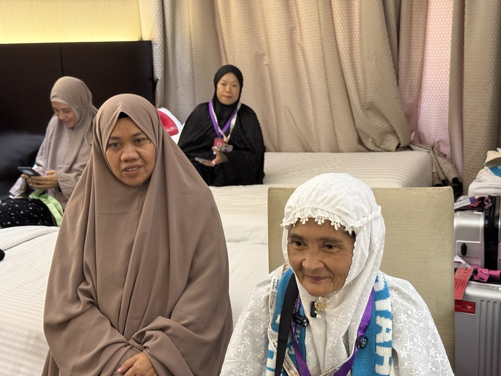 Nenek Jumaira bersama jemaah haji lain