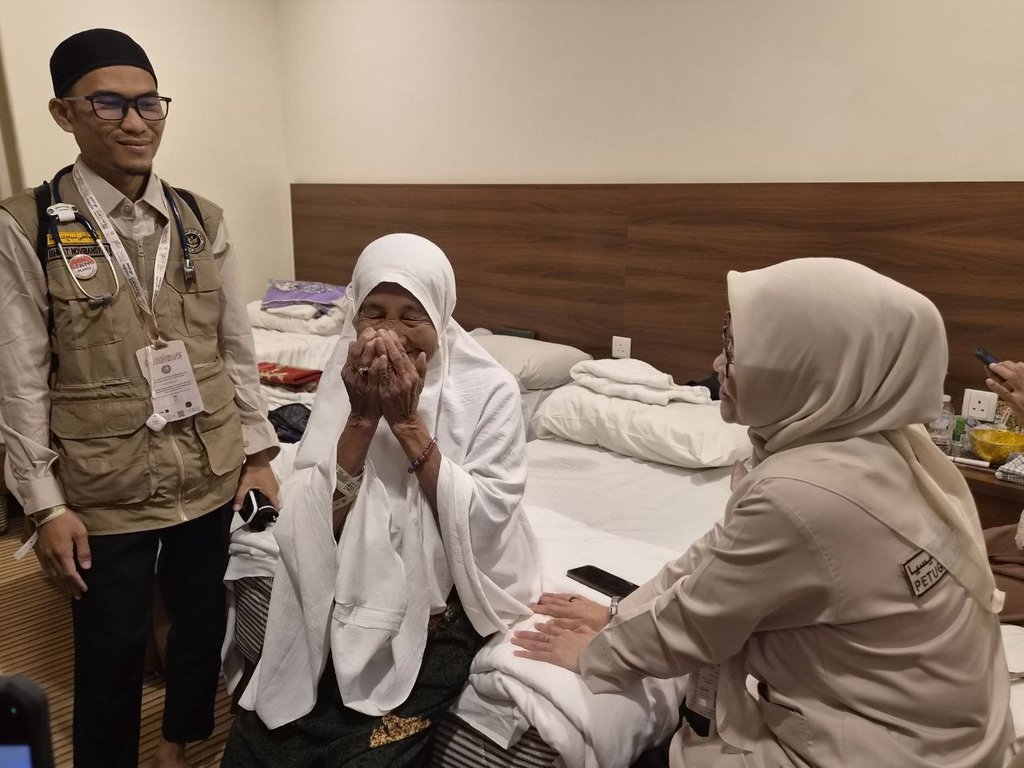 Tangis Nenek Epa di Depan Ka bah, Berhaji Dilayani Bak Raja