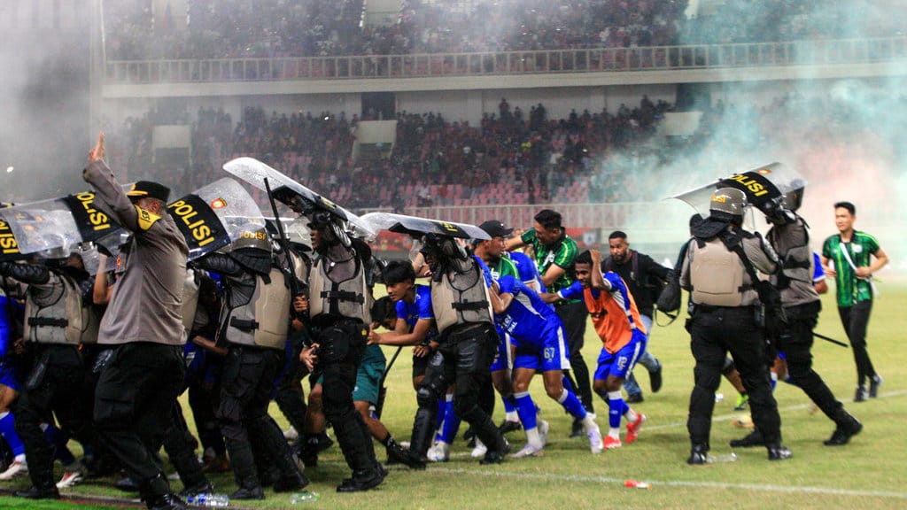 Polisi berjaga usai laga babak play-off Liga 2
