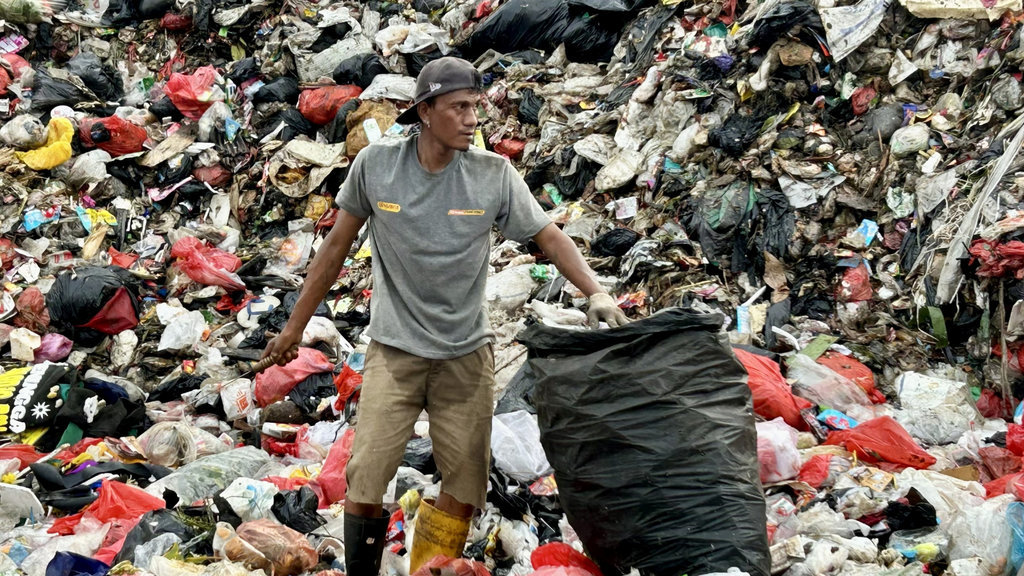 Feature Bertaruh di Balik Sampah