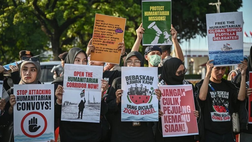 Relawan dari berbagai elemen memajang plakat tulisan dan poster dalam aksi solidaritas bagi WNI dan jurnalis yang diculik Israel di Jakarta, Kamis (21/5/2026). ANTARA FOTO/Fauzan/sgd. aksi solidaritas bagi WNI dan jurnalis yang diculik Israel