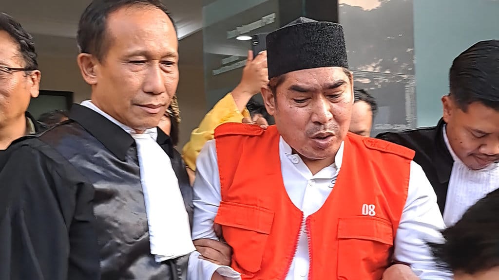 Gus Yazid (rompi oranye) didampingi pengacaranya, digiring dari ruang sidang menuju mobil tahanan di Pengadilan Tipikor Semarang, Rabu (3/7/2026). FOTO/Baihaqi Annizar. Gus Yazid