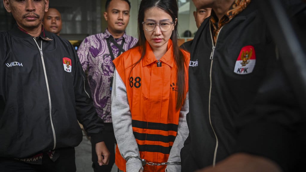 Marketing PT Millenium Solusi Abadi, Cory Erin (tengah) berjalan dengan mengenakan rompi tahanan usai menjalani pemeriksaan di Gedung Merah Putih KPK, Jakarta, Selasa (9/6/2026). Setelah memeriksa Cory Erin, KPK menetapkannya sebagai tersangka kasus dugaan korupsi pengadaan barang dan jasa di lingkungan Dinas Pendidikan dan Kebudayaan Kabupaten Muara Enim. ANTARA FOTO/Galih Pradipta/YU KPK tetapkan Cory Erin sebagai tersangka kasus dugaan korupsi