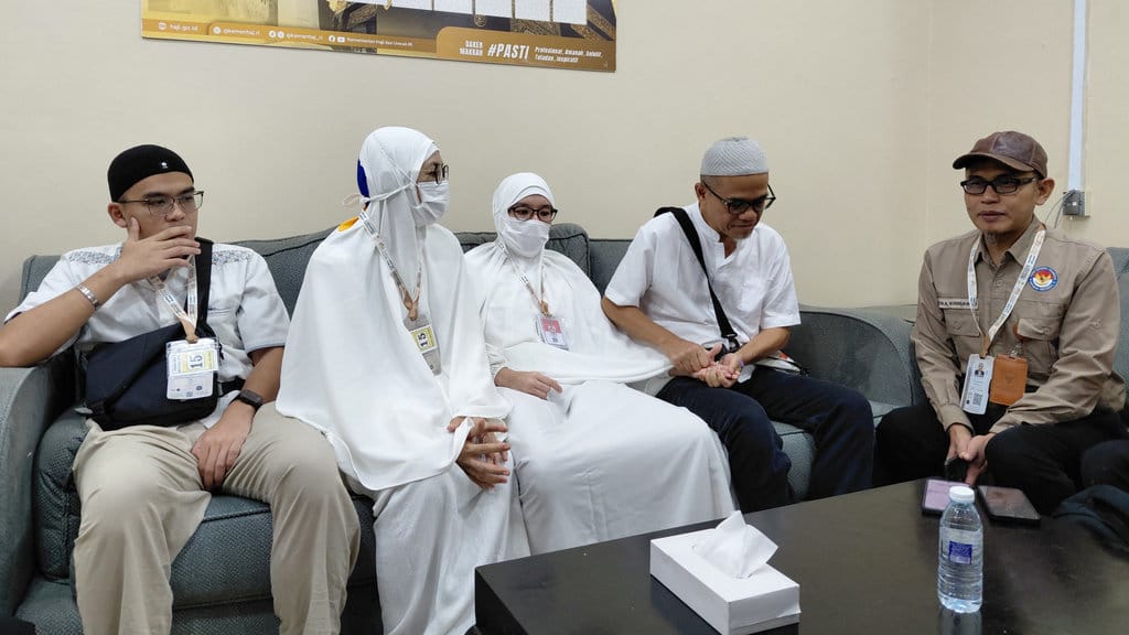Sharfina (tengah) bersama keluarga dan Wakil Ketua Komisi Nasional Disabilitas (KND), Deka Kurniawan, saat ditemui di Sektor 10, Wilayah Aziziyah, Makkah, Senin (8/6/2026). Foto: Abdul Aziz/Tirto/MCH 2026. FICER Haji Kisah Perjalanan Haji Sharfina