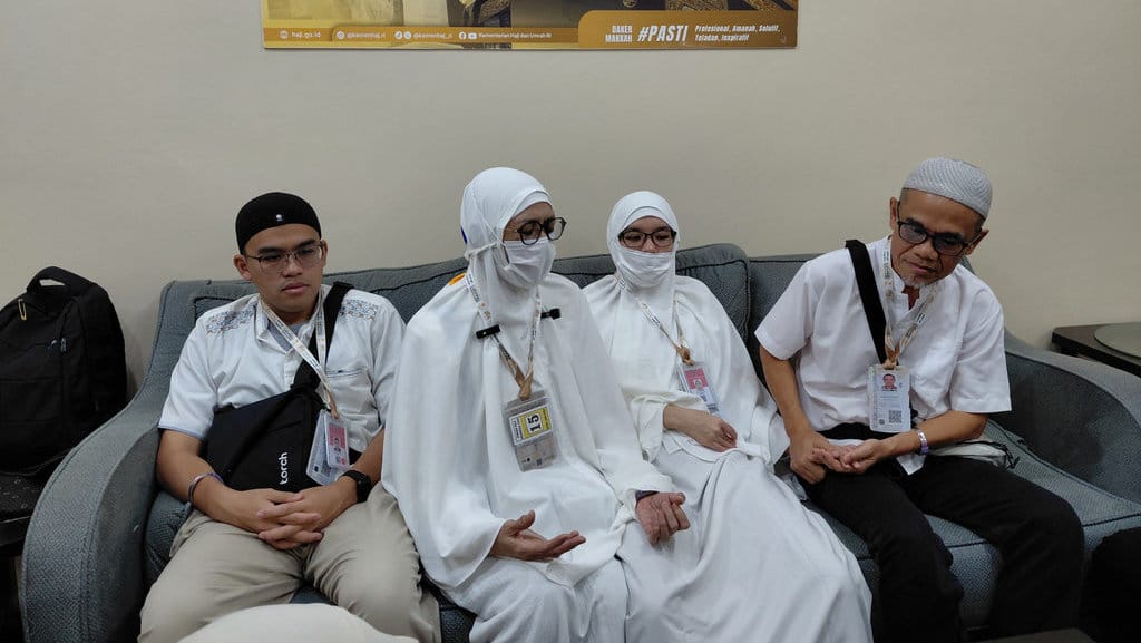 Sharfina (dua dari kanan) bersama kedua orang tua dan kakaknya, saat ditemui Tim Media Center Haji, di Sektor 10, Wilayah Aziziyah, Makkah, Senin (8/6/2026). Foto: Abdul Aziz/Tirto/MCH 2026. FICER Haji Kisah Perjalanan Haji Sharfina