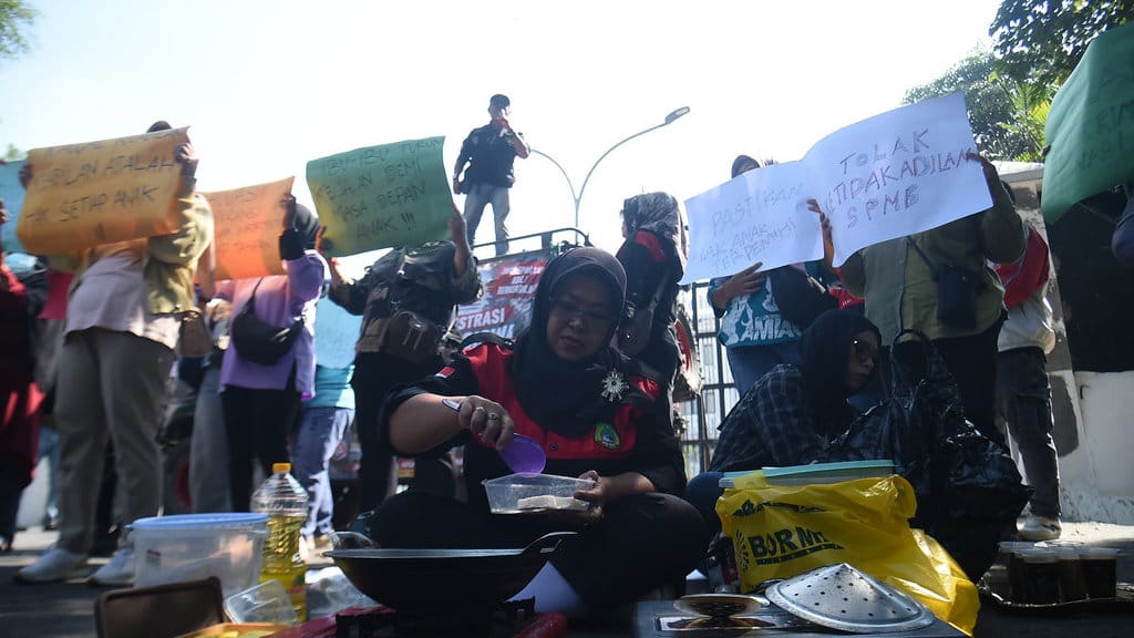 Sejumlah massa aksi dan calon orang tua murid melakukan unjuk rasa terkait kisruh dan SPMB 2026 yang dinilai 'carut marut' di depan gedung DPRD Jabar, Kamis (11/6/2026). tirto.id/Muhamad Nizar. unjuk rasa terkait Kisruh SPMB 2026