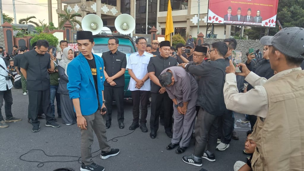 Anggota DPRD Jember Temui Ratusan Massa Aksi Unras