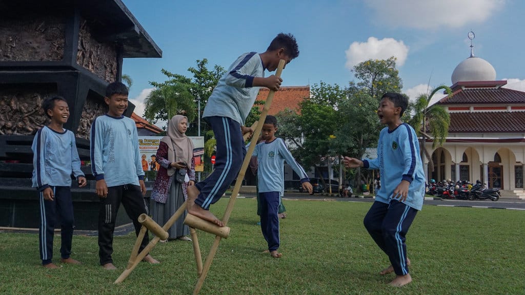 Sejumlah anak bermain permainan tradisional egrang saat mengikuti Festival Dolanan Anak di Komplek Pendopo Kabupaten Batang, Jawa Tengah, Rabu (1/7/2026). Pemerintah setempat melalui Dinas Pendidikan dan Kebudayaan menggelar Festival Dolanan Anak seperti dakon, egrang, gobak sodor saat libur sekolah yang diikuti sejumlah pelajar di Kabupaten Batang yang bertujuan untuk mengurangi ketergantungan anak terhadap penggunaan gawai yang berlebihan dan sebagai media untuk pembentukan karakter anak. ANTARA FOTO/Harviyan Perdana Putra/YU Festival Dolanan Anak saat libur sekolah
