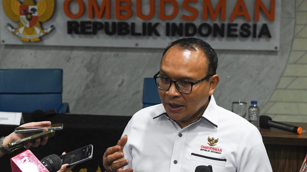 Anggota Ombudsman RI, Robert Na Endi Jaweng menyampaikan keterangan usai konferensi pers Hasil Rapid Assessment Akuntabilitas Pelayanan Publik Dalam Insiden Kecelakaan Kereta Api Bekasi Timur di Kantor Ombudsman RI, Jakarta, Rabu (1/7/2026). Ombudsman RI menemukan adanya dugaan maladministrasi buntut kecelakaan kereta api di Bekasi Timur pada 27 April 2026 lalu karena pemerintah dinilai tidak memitigasi risiko keselamatan tata kelola perlintasan kereta yang sebenarnya sudah diketahui dan mendorong semua perlintasan sebidang agar dikelola secara resmi. ANTARA FOTO/Reno Esnir/sth/YU Temuan Ombudsman RI terkait kecelakaan kereta Bekasi Timur