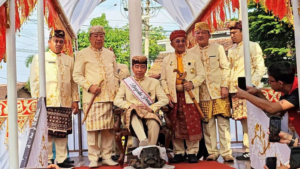 Jokowi menginjak kepala kerbau