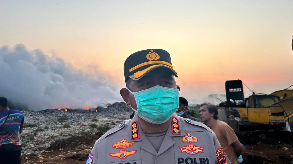 Kapolresta Tangerang Kombes Pol Andi Muhammad Indra Waspada Amirullah saat meninjau TPA Jatiwaringin yang terbakar pada Rabu (01/07). FOTO/Rhomi Ramdani Kebakaran TPA Jatiwaringin