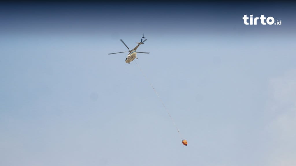 Proses pemadaman kebakaran di TPA Jatiwaringin melalui penyiraman air dari udara dengan menggunakan helikopter water bombing. Kemal Raditya Pasha/Magang Tirto.id Kebakaran di TPA Jatiwaringin