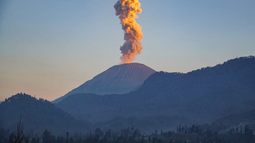 Aktivitas vulkanik Gunung Semeru