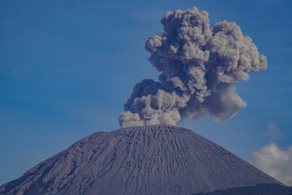 Aktivitas vulkanik Gunung Semeru