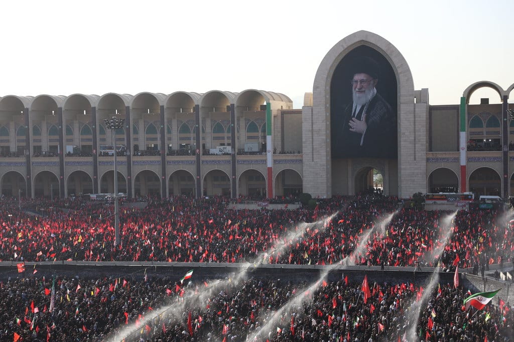Warga Iran Serukan Balas Dendam pada Trump di Pemakaman Khamenei