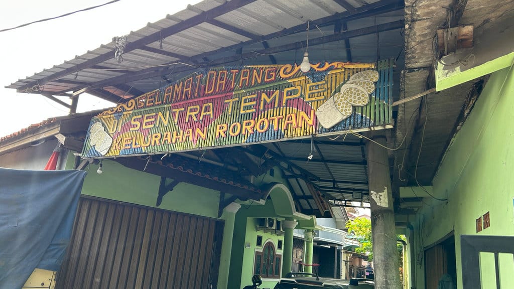 Regenerasi, Supremasi, dan Transisi: Potret Indonesia dari Rorotan hingga Kemnaker